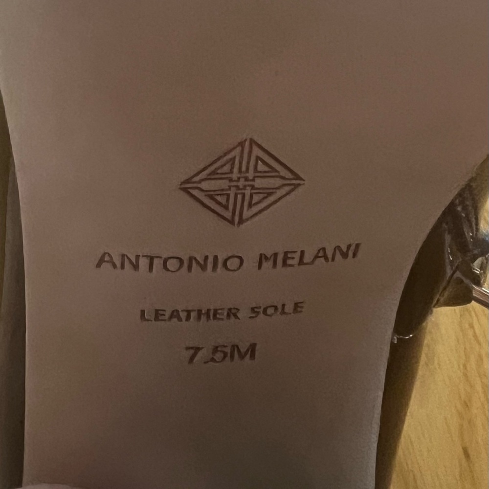 NWT Antonio Melani 7.5.   Gorgeous, stylish burgundy color - Picture 6 of 8